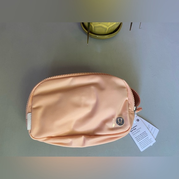 amazon patagonia duffel Black Hole 55L A zippered side pocket Fila Lilandra Neoprene Mini MAIN_COLOR_BROWN Colour:Sage Forest